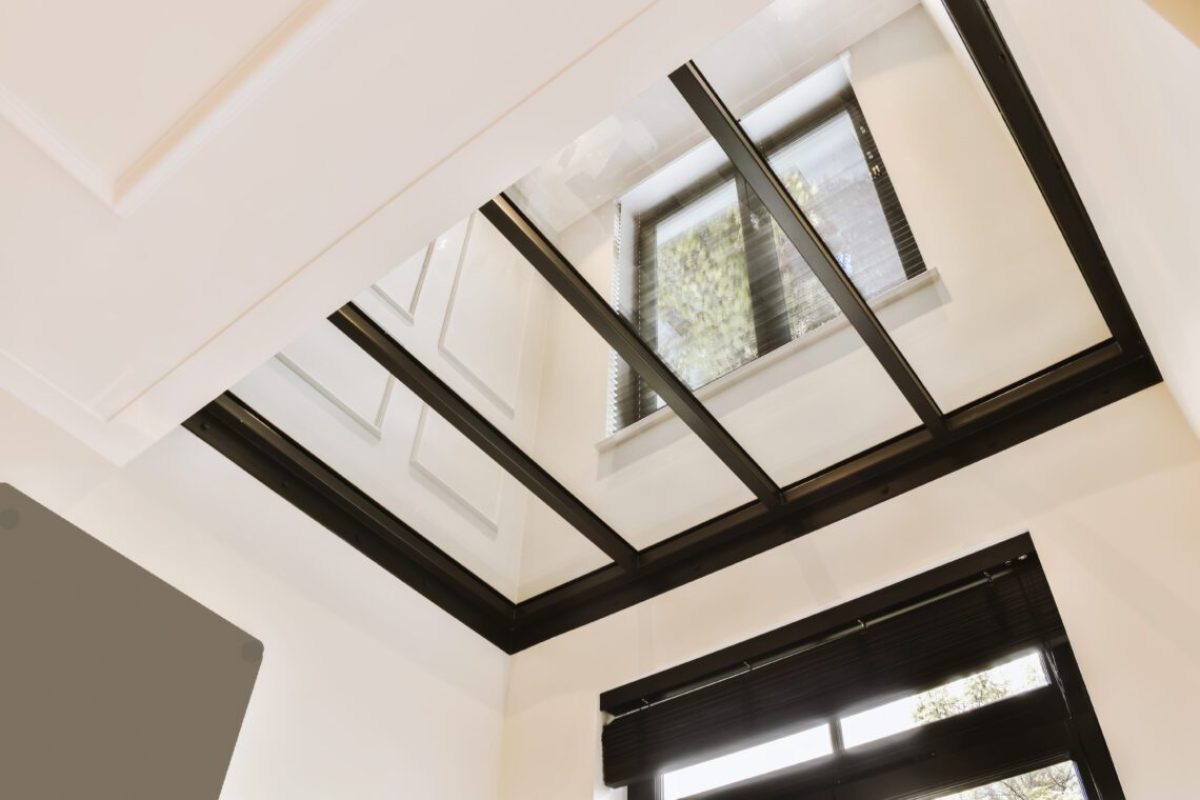 an empty room with black and white trim on the ceiling, which has been replaced to make it look more modern